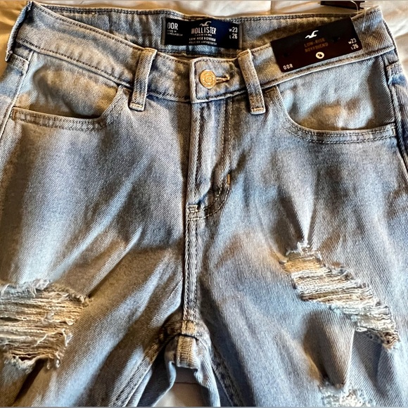 NWT Hollister light wash distressed denim jeans. Size 00R. Low rise boyfriend. - Picture 4 of 9